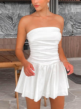 Bandeau-Minikleid mit gesmoktem Rücken und Rüschen